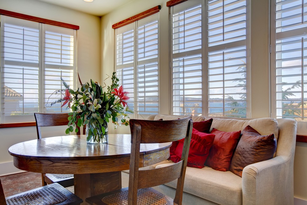 Light,Tones,Beautiful,Dining,Area,With,A,Rustic,Dining,Table
